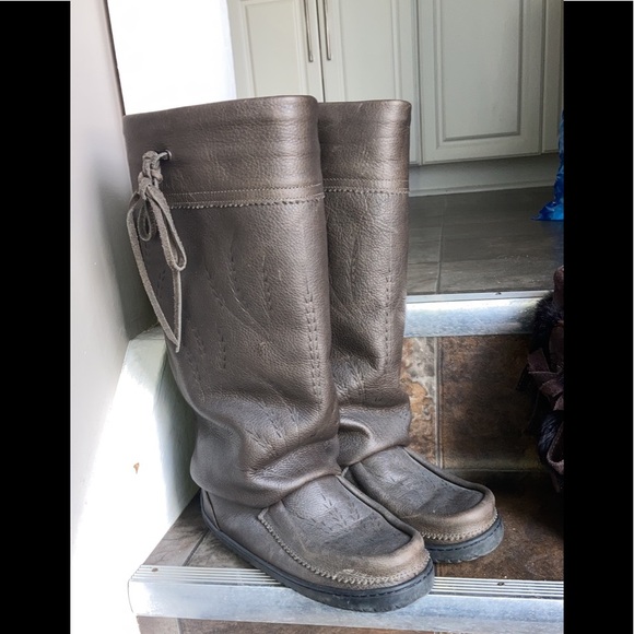 Authentic Manitobah Mukluk - Picture 1 of 5